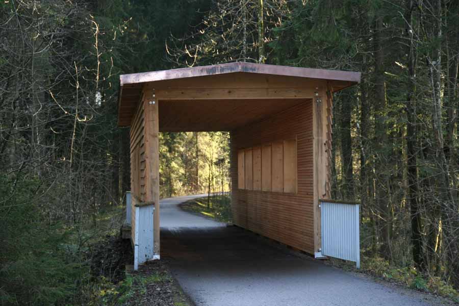 Erratischer Block bei Weiler / die neu eingehauste Brücke über die "Rothach"
