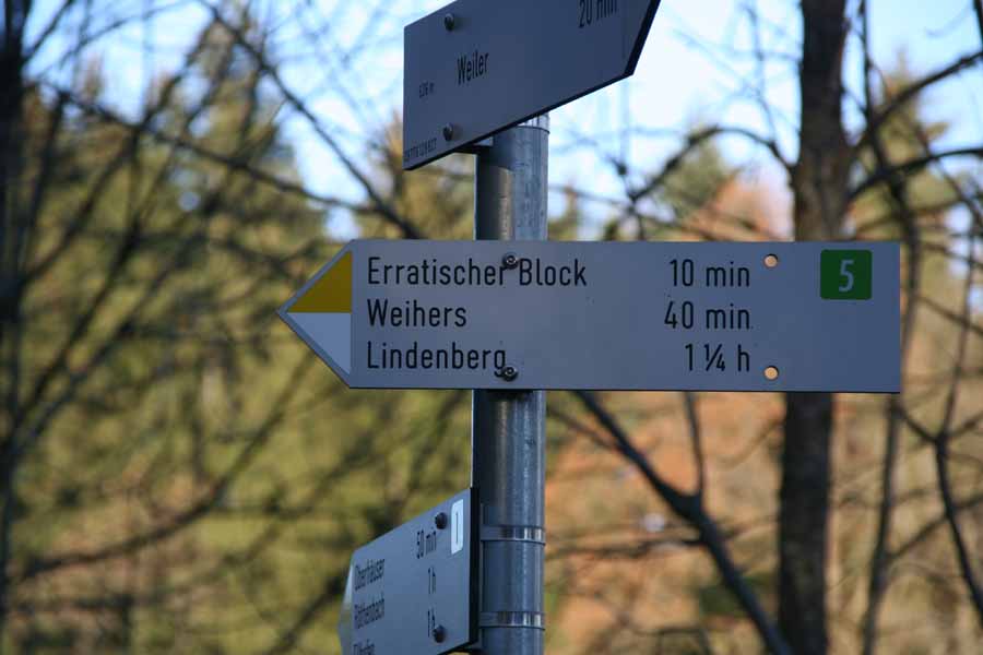 Erratischer Block bei Weiler / 100 m nördlich (Richtung Röthenbach) geht ein Abzweig zum "Block"