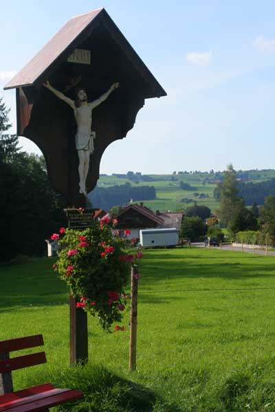 Hausbachklamm - Weiler - Lourdesgrotte - Kapfmühle / Wegkreuz kurz vor der Kapfmühle